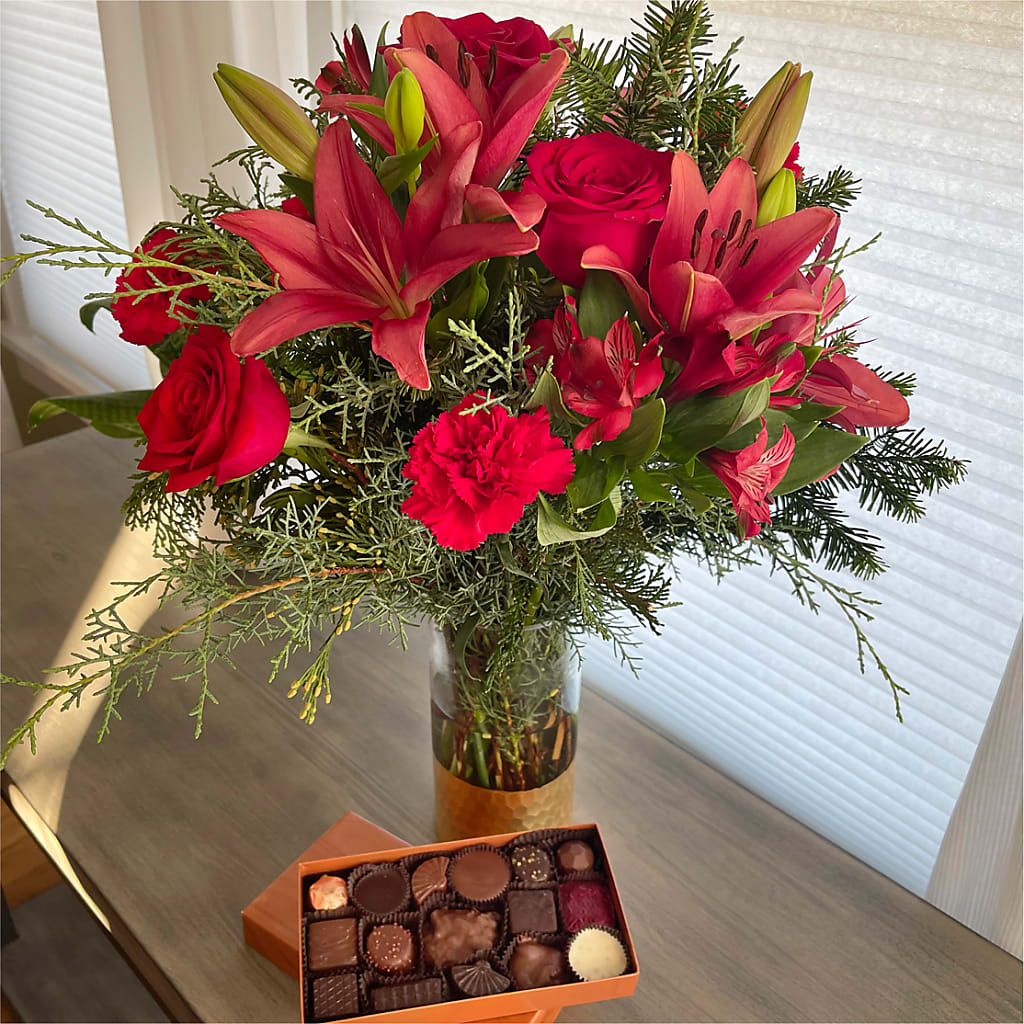 Tidings of Joy Bouquet and Chocolate Gift Set –  Indio Florist, Indio CA