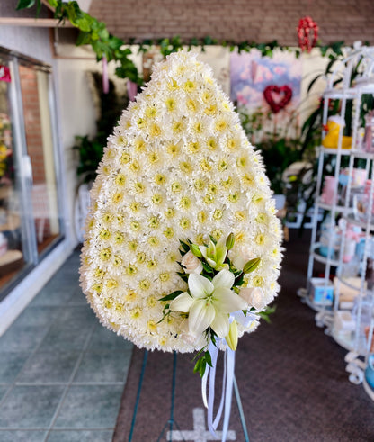 Classic Tear Drop Wreath  –  Indio Florist, Indio CA