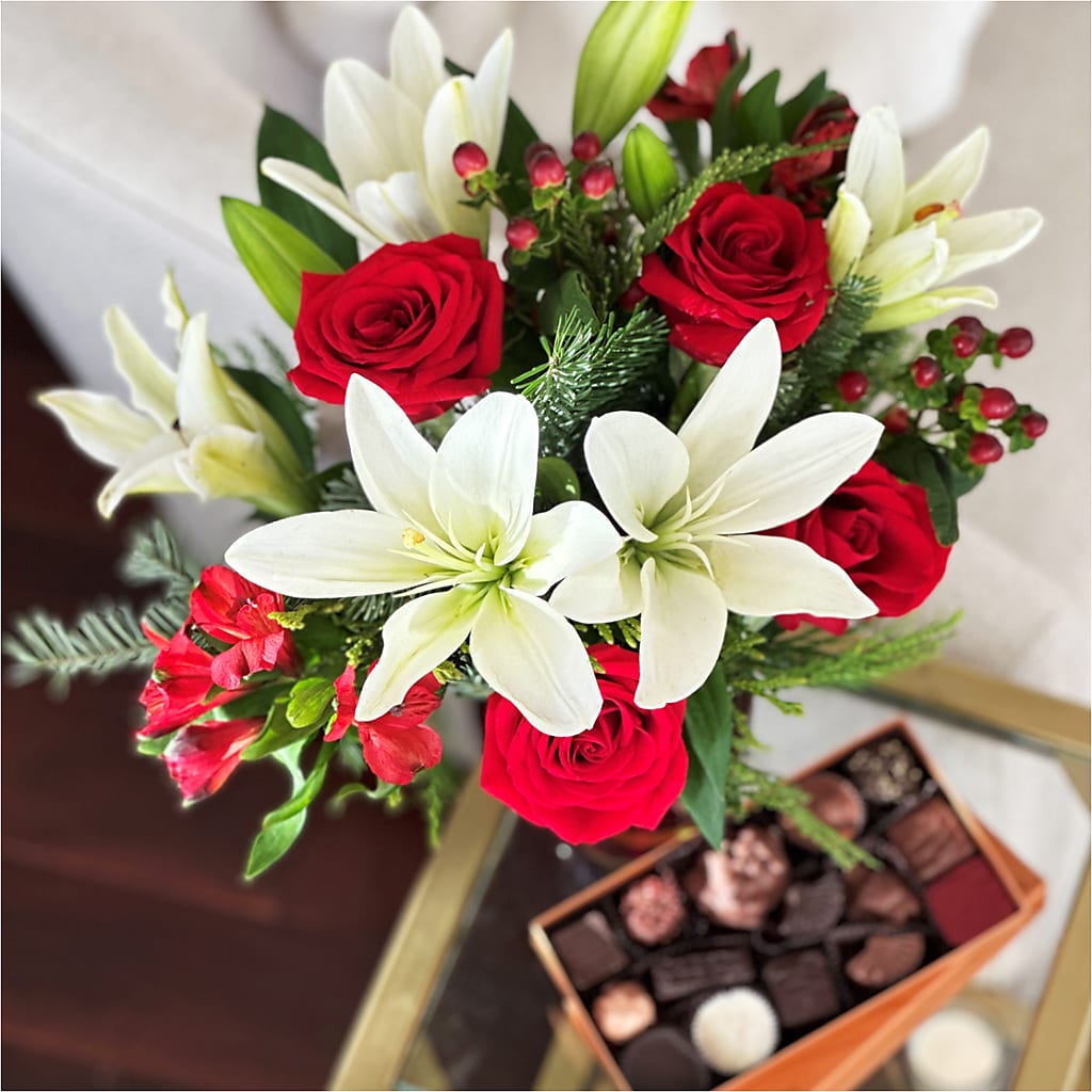 Evergreen Delight Bouquet and Chocolate Gift Set –  Indio Florist, Indio CA