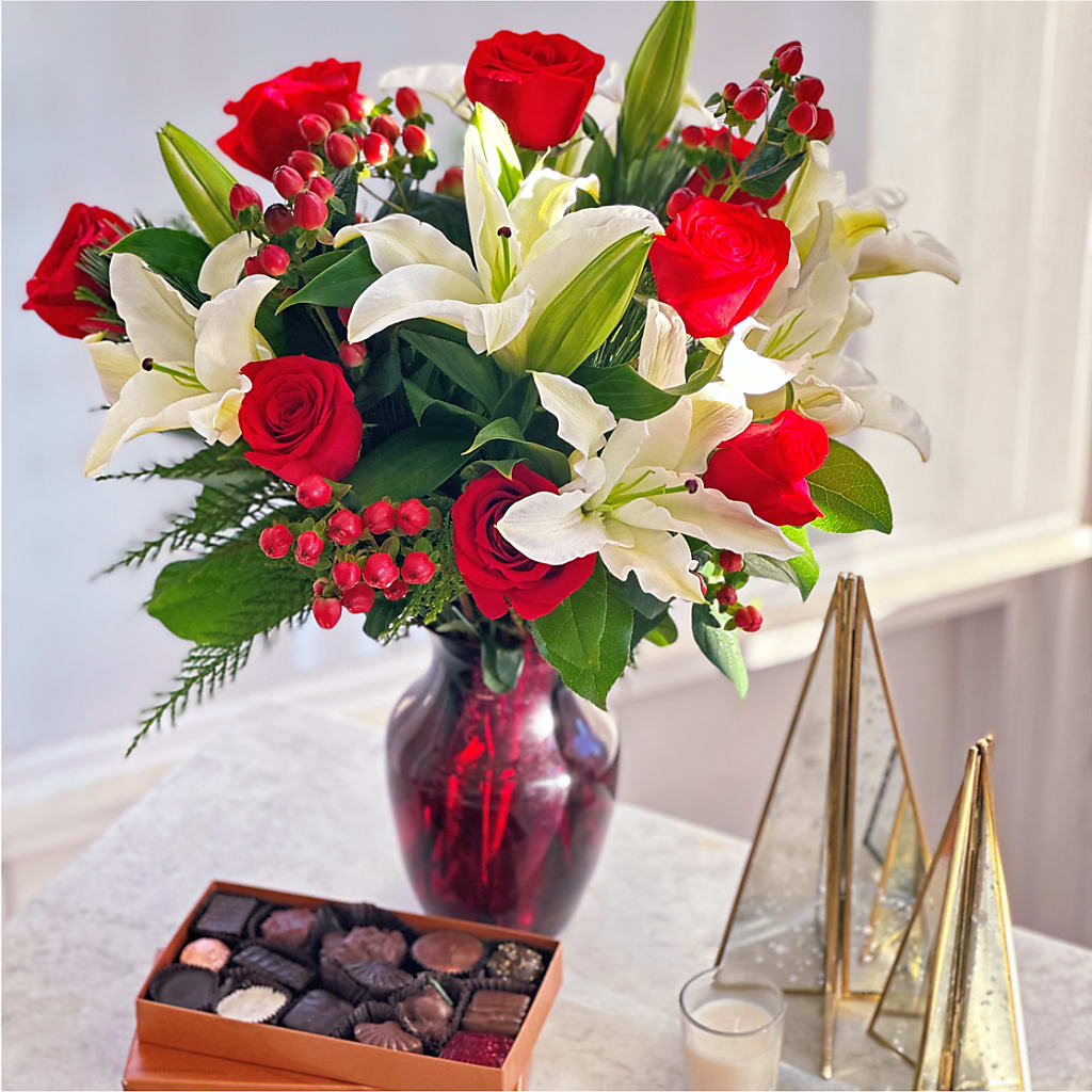 Evergreen Delight Bouquet and Chocolate Gift Set –  Indio Florist, Indio CA