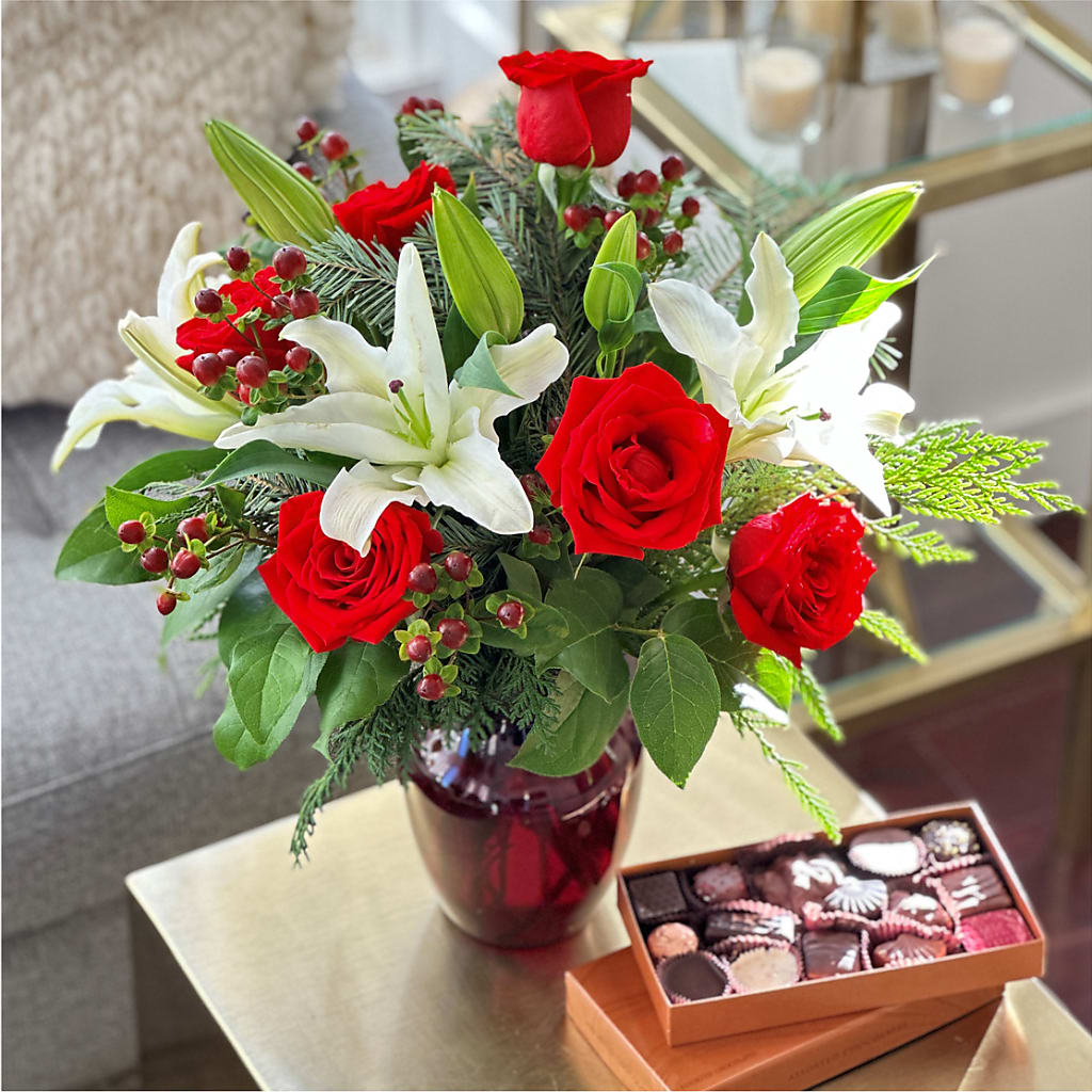 Evergreen Delight Bouquet and Chocolate Gift Set –  Indio Florist, Indio CA